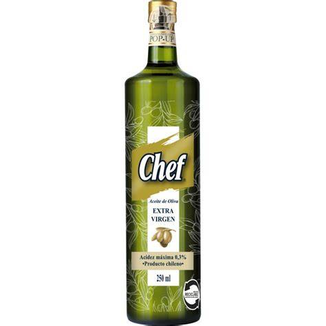 Chef friendo alimentos en aceite de oliva virgen extra