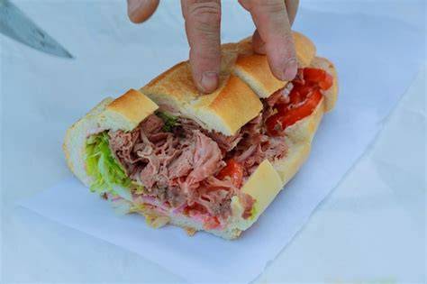 Sándwich Elvis recién hecho y cortado