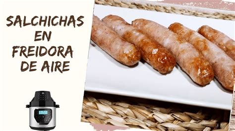 Salchichas Bratwurst en una cesta de freidora de aire