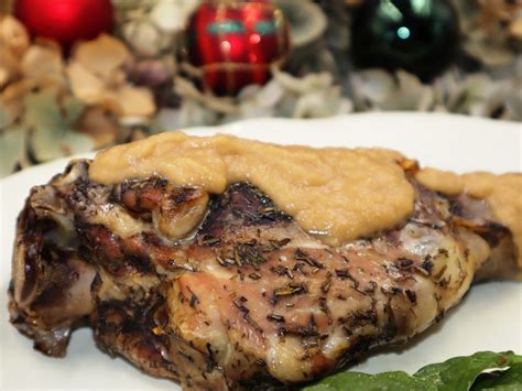 Carne asada servida con salsa de manzana