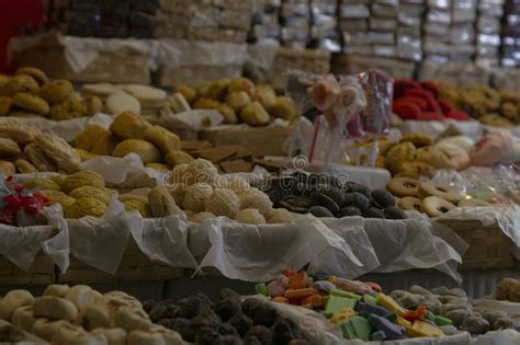 Variedad de dulces tradicionales asturianos expuestos en una tienda