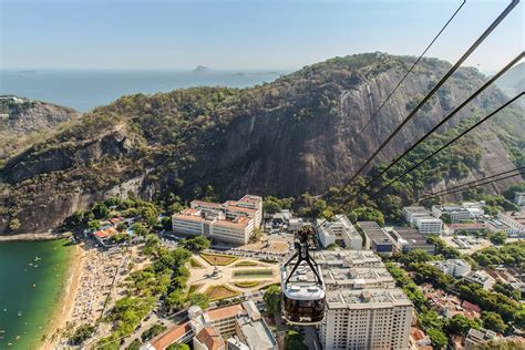 Cabinas del teleférico del Pan de Azúcar con vista a la ciudad