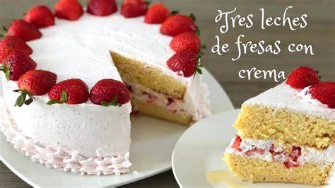 Pastel de tres leches decorado con fresas y crema