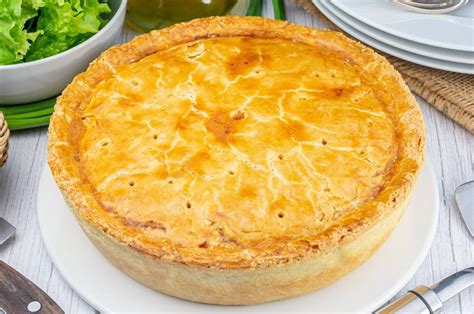 Tarta de pan salada recién horneada