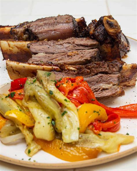 Ilustración de un plato de asado con ensalada