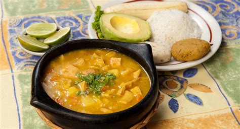 Sopa de mondongo costeño servida con aguacate