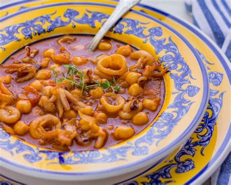 Ingredientes frescos para guiso de alubias con calamares