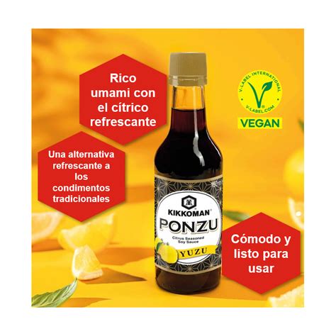 Botellas de salsa ponzu y cítricos yuzu