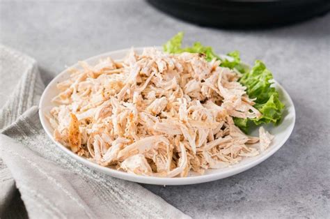 pollo cocinado y desmenuzado en plato