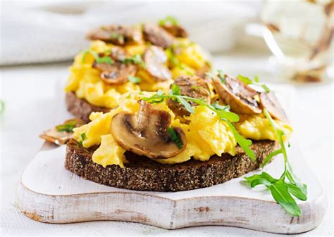 Champiñones cubiertos de huevo y pan rallado