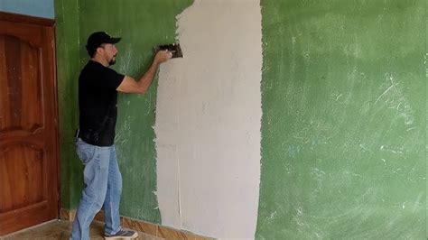 Aplicación de pasta para muros en una pared