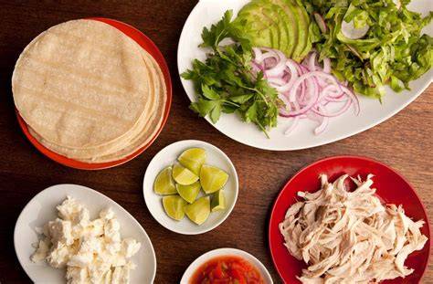 Tabla de ingredientes para tacos de pollo asado