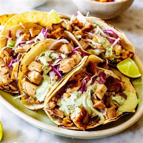 Tacos de pollo asado listos para servir