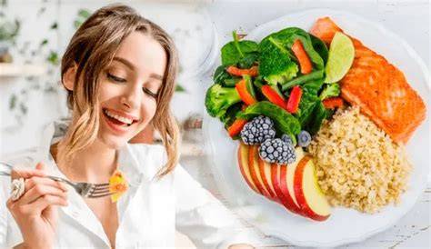 Persona comiendo de forma saludable