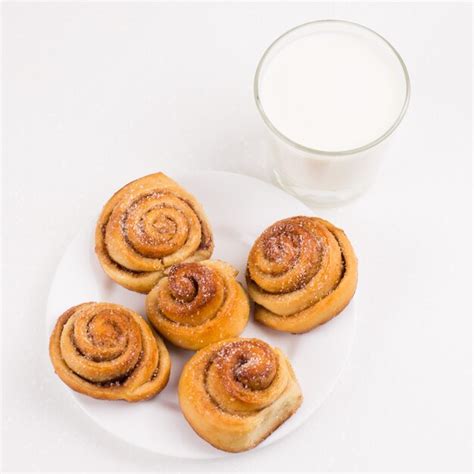 Bollos de leche caseros recién horneados