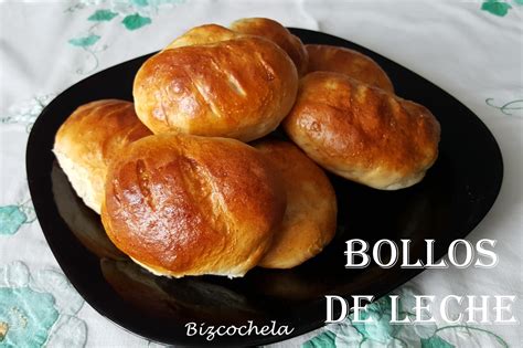 Bollos de leche leudando en la bandeja del horno