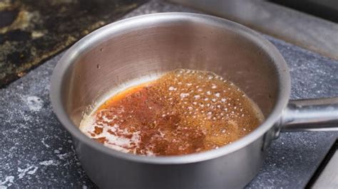 Proceso de preparación del caramelo en una olla