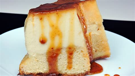Capas de flan y bizcocho en el molde antes de hornear