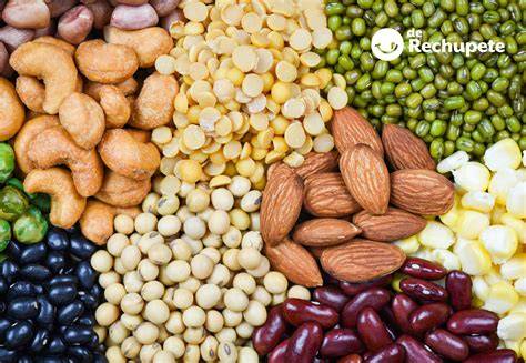 Ingredientes proteicos como pollo, atún, legumbres y frutos secos