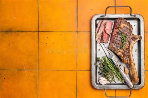 Tomahawk Steak en una bandeja de horno