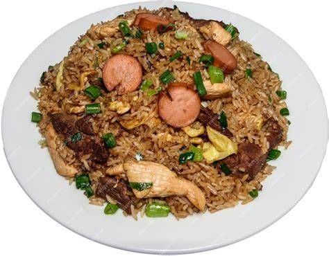 Plato de arroz chaufa con diversas carnes y huevo