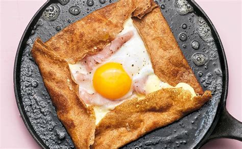 Plato de galette complète con huevo, jamón y queso