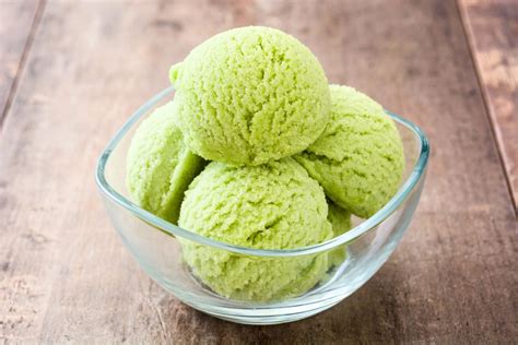 Tazón de helado de té matcha decorado con pistachos