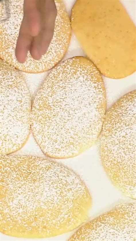 Tortas de aceite y azúcar individuales espolvoreadas con sésamo