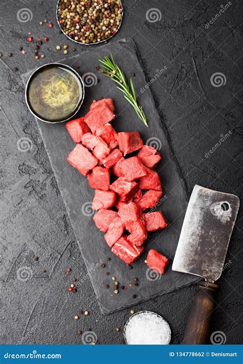 Magro de cerdo crudo cortado en dados