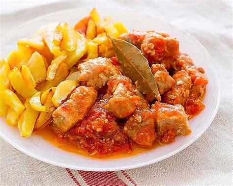 Magro de cerdo guisado con patatas en un plato