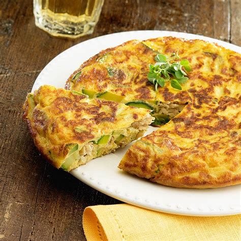Tortillas de pescado variadas en una mesa