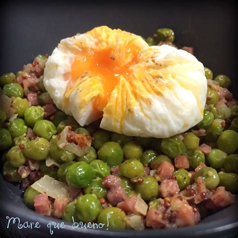 Plato de guisantes con jamón y huevo