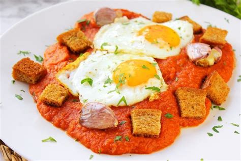 Plato de magras con tomate y huevo frito
