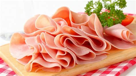 Lonchas de jamón remojándose en leche