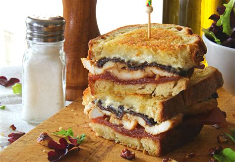 Sándwich gourmet con pollo, queso de cabra, ciruelas y membrillo