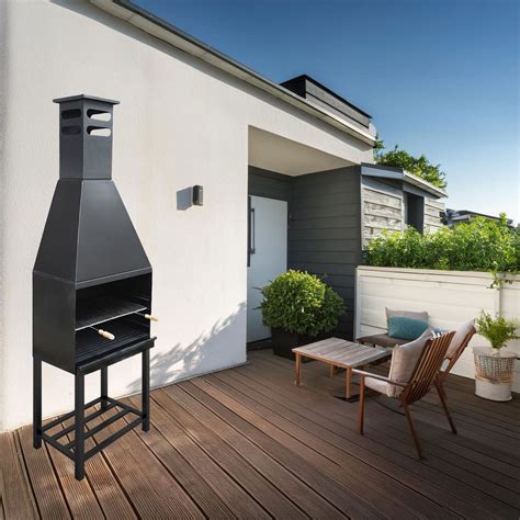 Barbacoa de hierro fundido en un jardín