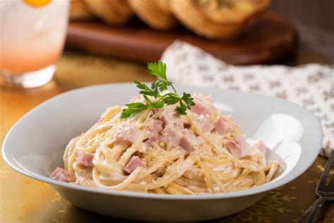 Espaguetis blancos con jamón en un plato