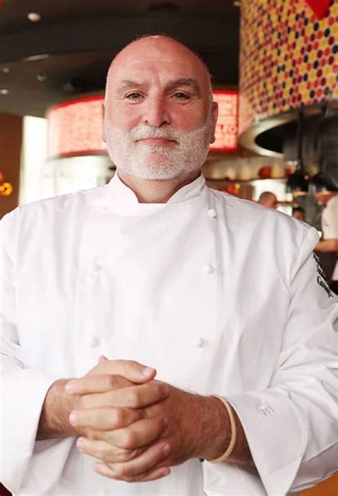 El chef José Andrés preparando la tortilla con mayonesa