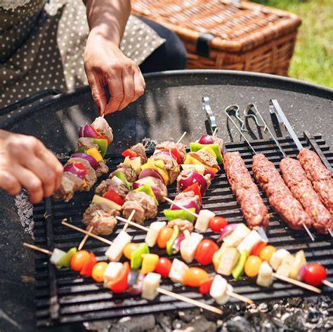 Cortachispas para barbacoa en uso