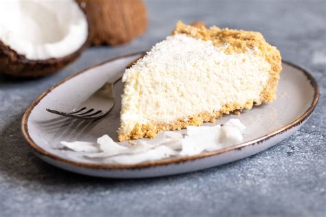 Tarta de coco keto sobre una mesa de madera