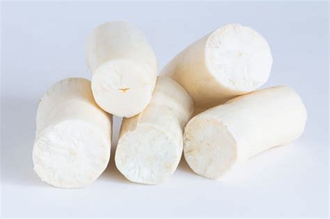 Yuca pelada y cortada en trozos