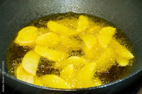 Yuca friéndose en aceite caliente