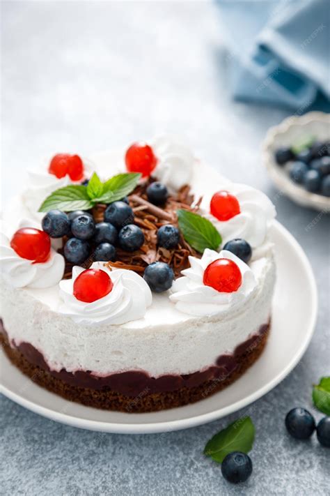 Tarta decorada con nata montada
