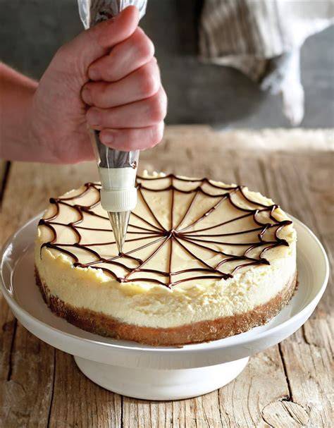 Decoración de tarta con plumas y telaraña de chocolate