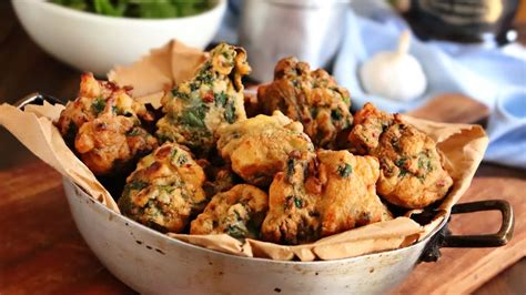 Plato de buñuelos de espinaca dorados