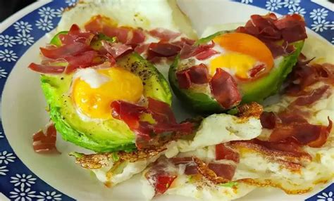 Aguacate relleno con huevo y jamón serrano