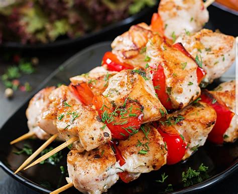 Freidora de aire con brochetas de pollo