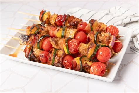 Variedad de brochetas de carne y verduras