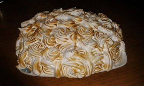 Tarta decorada con merengue suizo flameado