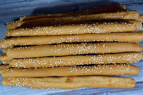 bastones de pan crujientes con semillas de sésamo
